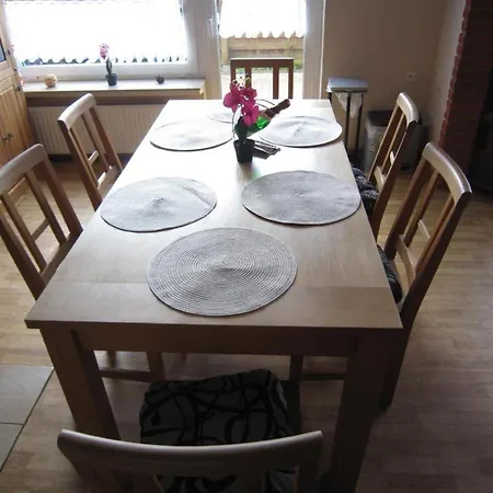 Ferienhaus In Nesse Mit Garten, Terrasse Und Grill Dornum